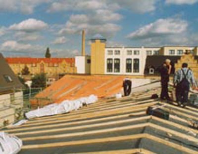 Provisorischer Verschluss des Daches als Wetterschutz.
